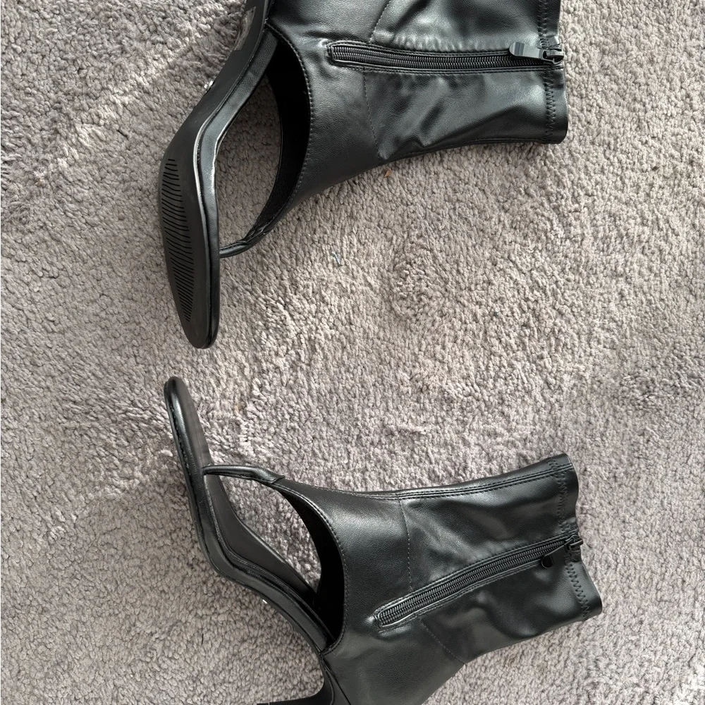 NWOT AKIRA Black Thong Ankle Boots - Picture 3 of 5